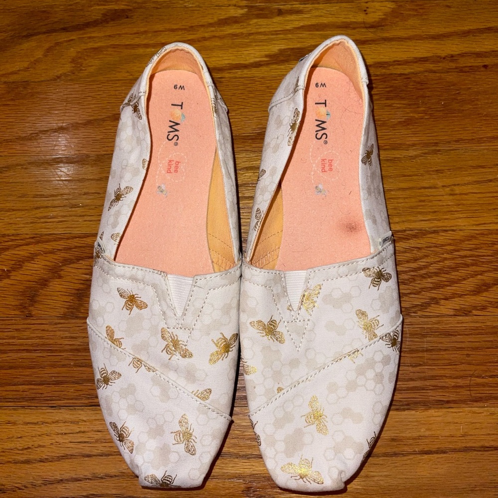 TOMS bee kind